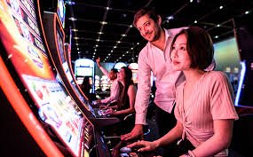 Dashboard permainan slot momo128 dengan berbagai opsi kategori dan filter